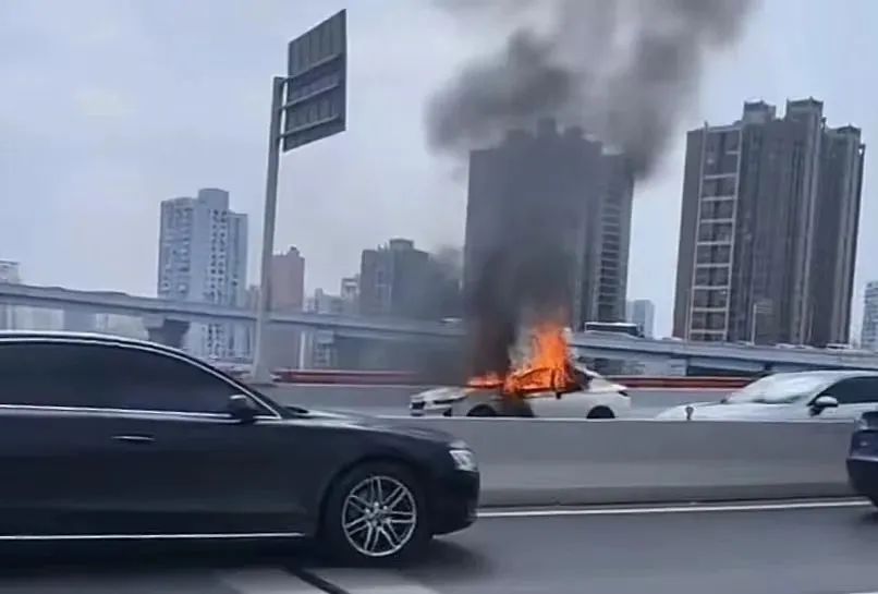 上海一新能源车起火，被烧成空壳！有人受伤，官方通报
