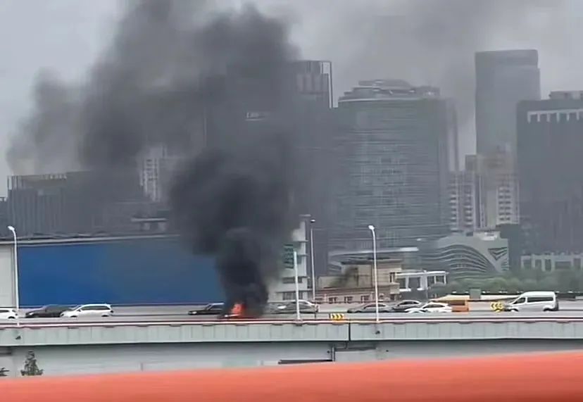 上海一新能源车起火，被烧成空壳！有人受伤，官方通报